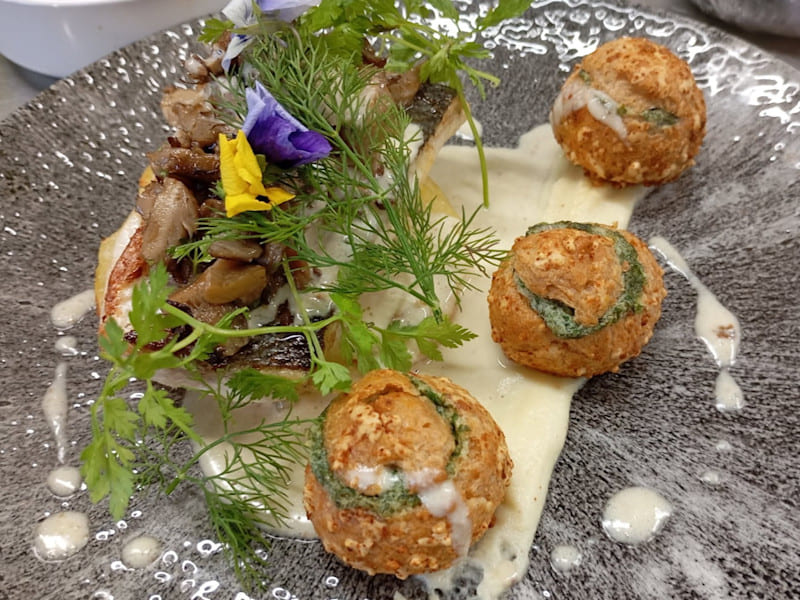 Bouchées cocktail dressées, herbes fraîches et fleurs, formule cocktail AMC Traiteur